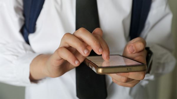 Австралия вводит запрет на соцсети детям до 16 лет. Почему это важно