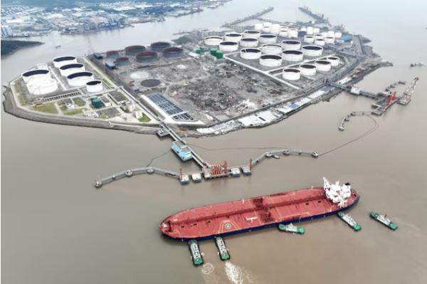 Саудовская Аравия в январе снизит цену на основной сорт нефти для Азии до минимума за 5 лет