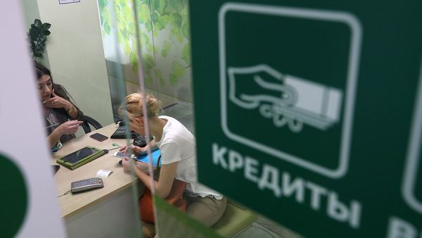 Долги населения по кредитам подскочили рекордно за последний год